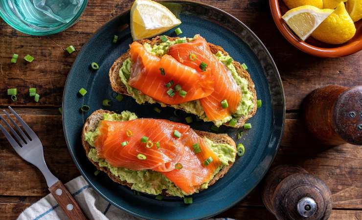 Due crostini con avocado e salmone
