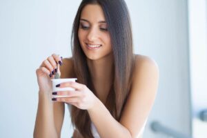 ragazza che mangia lo yogurt