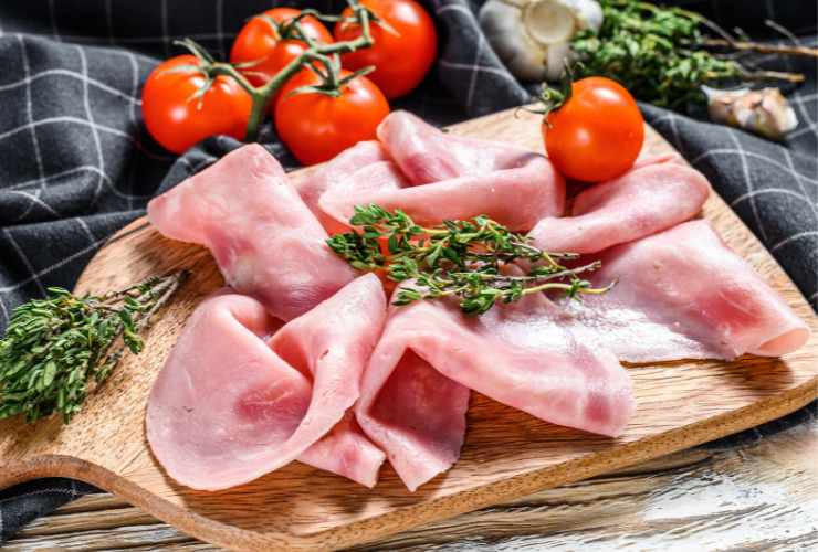 tagliare con prosciutto cotto, rosmarino e pomoodorini