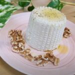 una ricotta con delle noci