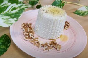 una ricotta con delle noci