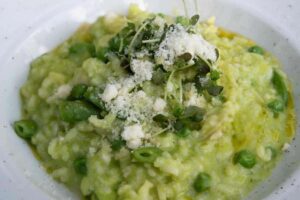 piatto con risotto piselli e parmigiano