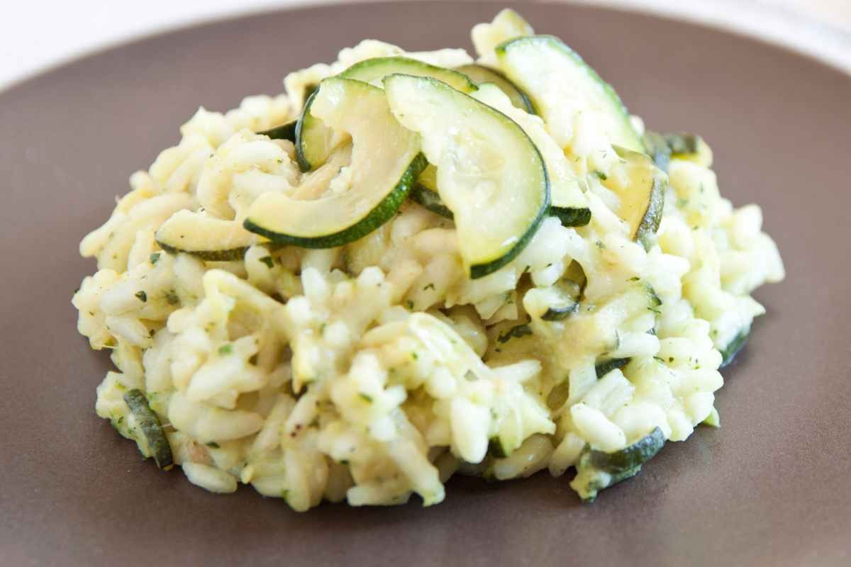 risotto con le zucchine nel piatto