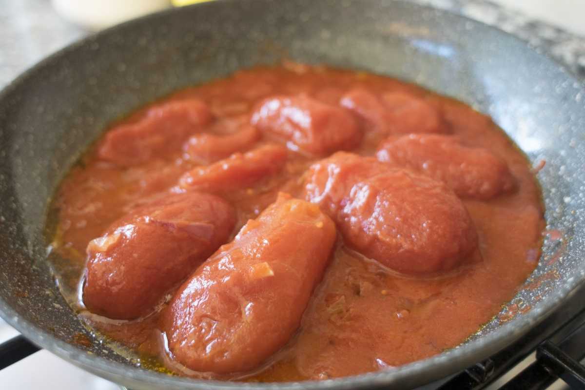 pomodori pelati in una padella