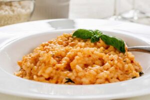 piatto di risotto con pomodoro