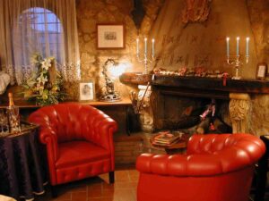 sala di ristorante con poltrone rosse