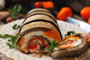 rotolo di melanzane con formaggio spalmabile e pomodoro