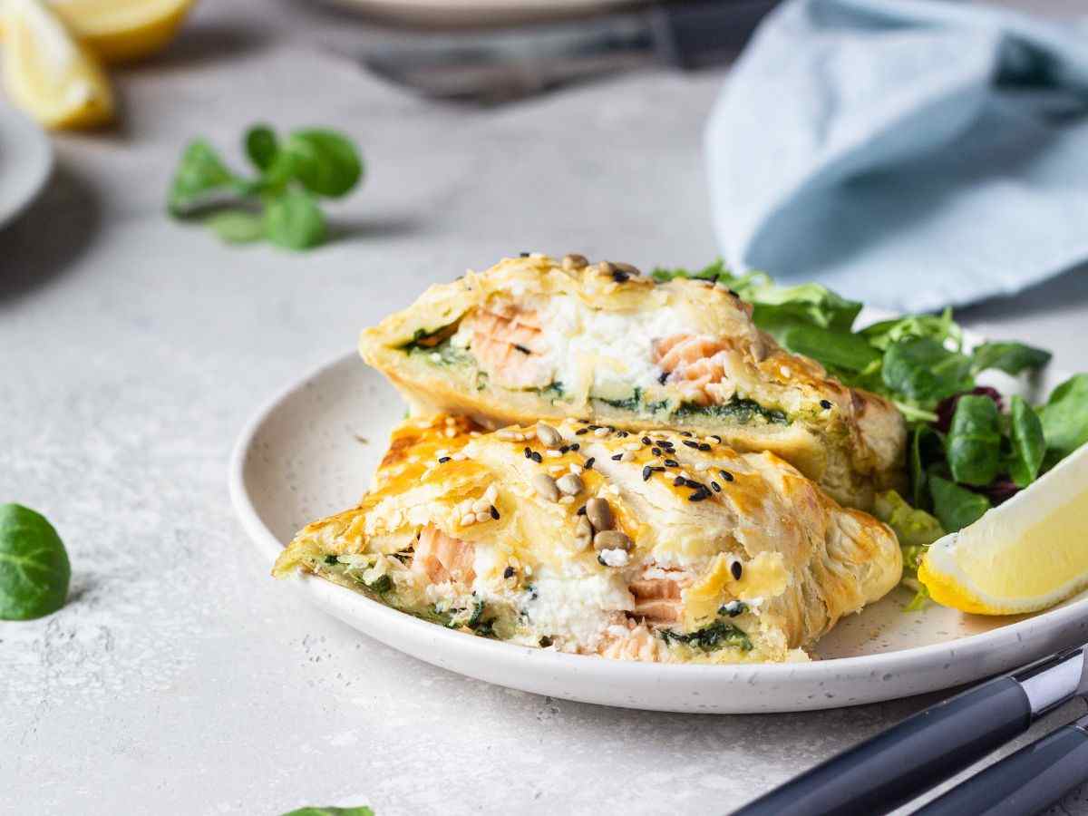 una sfoglia farcita con salmone e ricotta