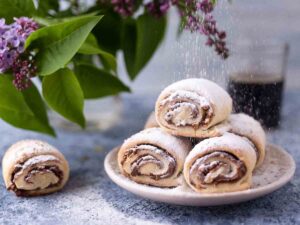 dolci arrotolati con crema di nocciole