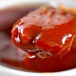 Salsa barbecue su un cucchiaio