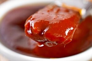 Salsa barbecue su un cucchiaio
