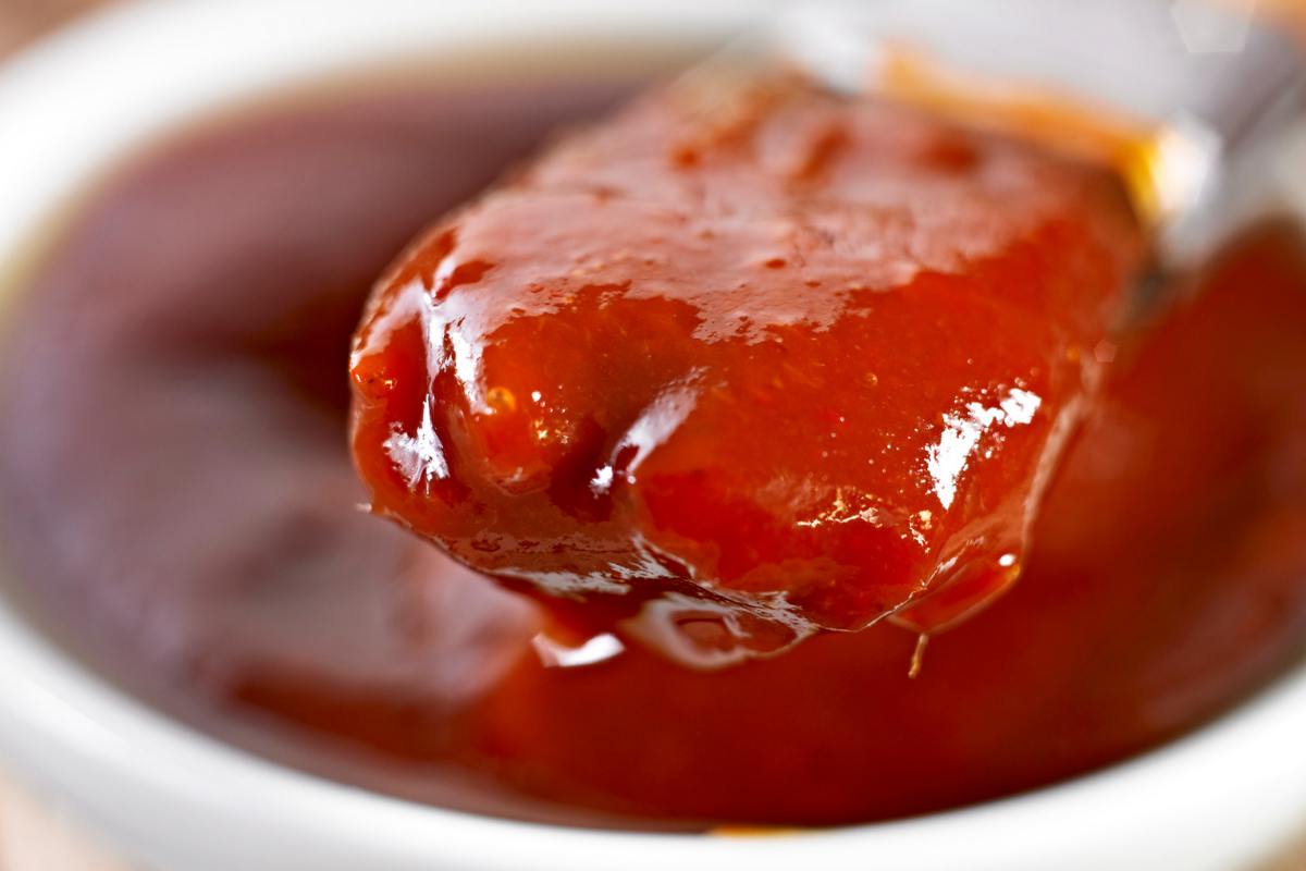 Salsa barbecue su un cucchiaio