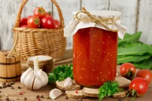 vasetto di salsa di pomodoro