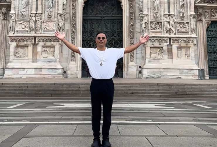 salt bea con le braccia aperte al duomo di milano