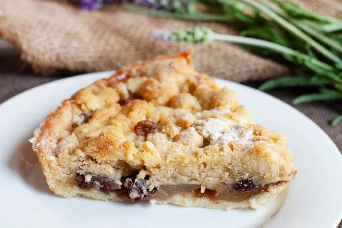 Fetta di torta sbriciolata ripiena