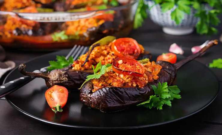 melanzane ripiene con carne e pomodoro