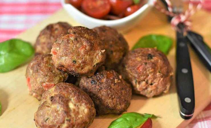 polpette di pomodoro su tagliere