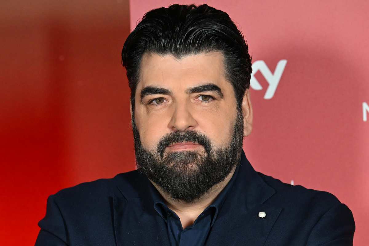 Antonino Cannavacciuolo con espressione seria