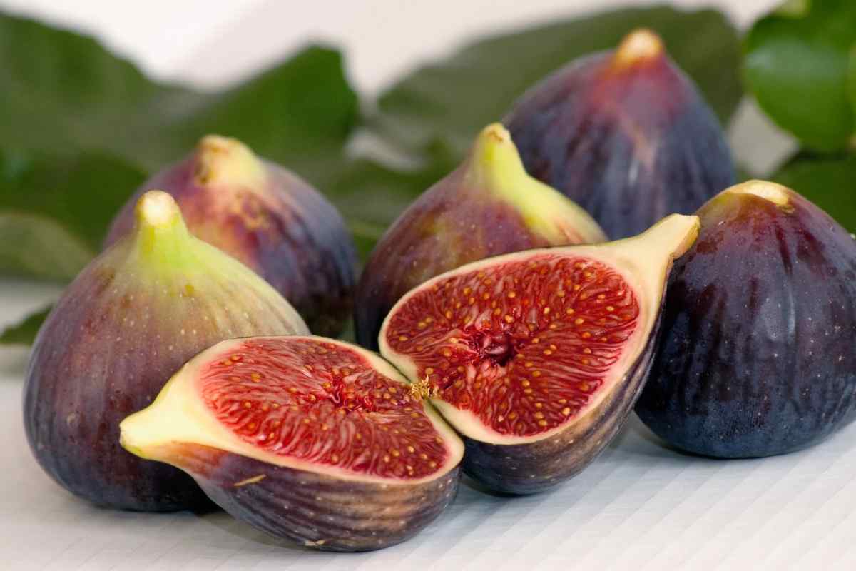 Fichi sparsi e uno aperto a metà