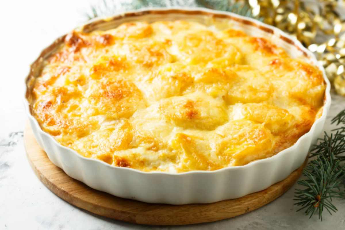 sformato di patate cremoso dentro ad una teglia da forno