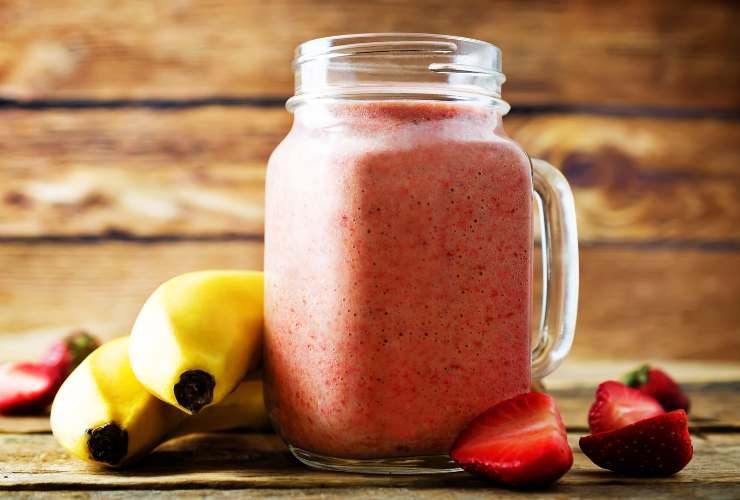 un bicchiere di smoothie con fragole e banana