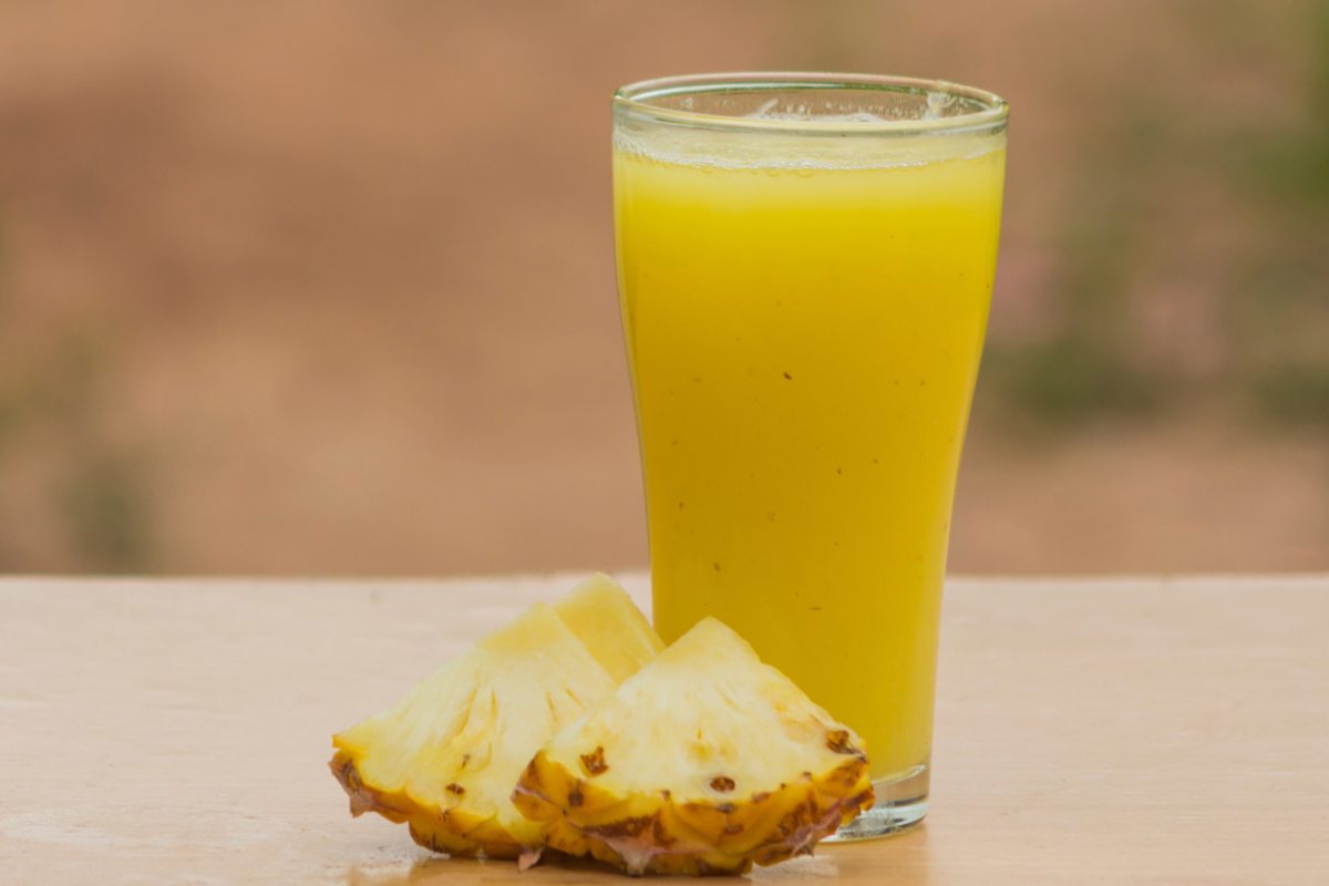 Succo d'ananas in un bicchiere