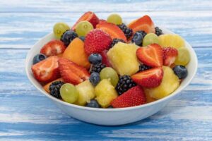 Ciotola con pezzetti di frutta