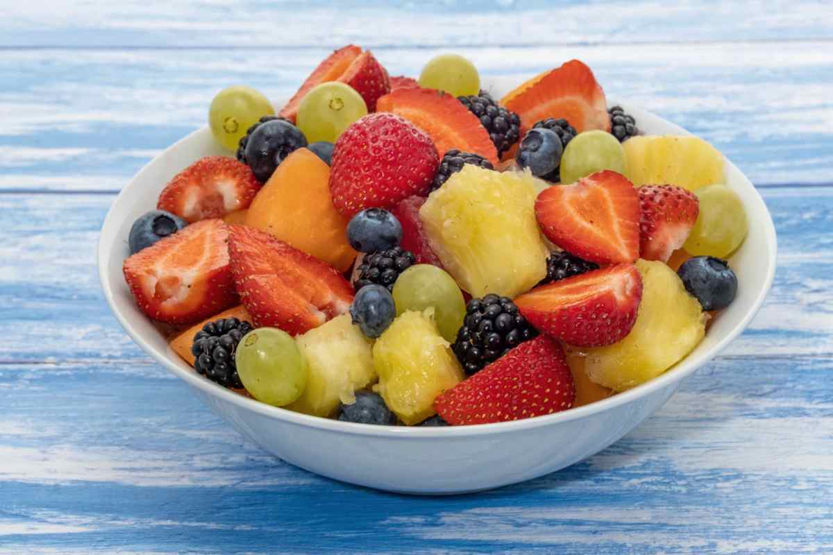 Ciotola con pezzetti di frutta