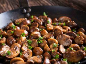 funghi champignon cotti in padella