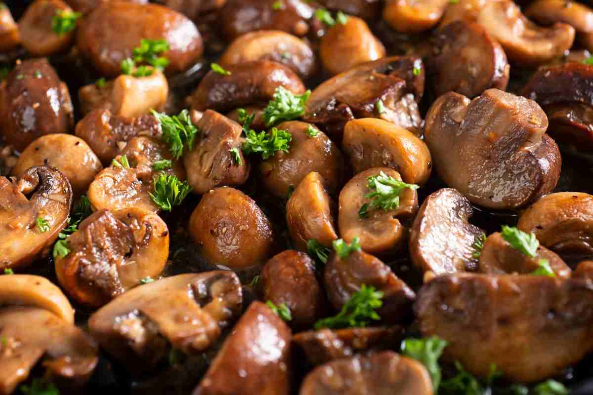 funghi champignon cotti in padella e aromatizzati