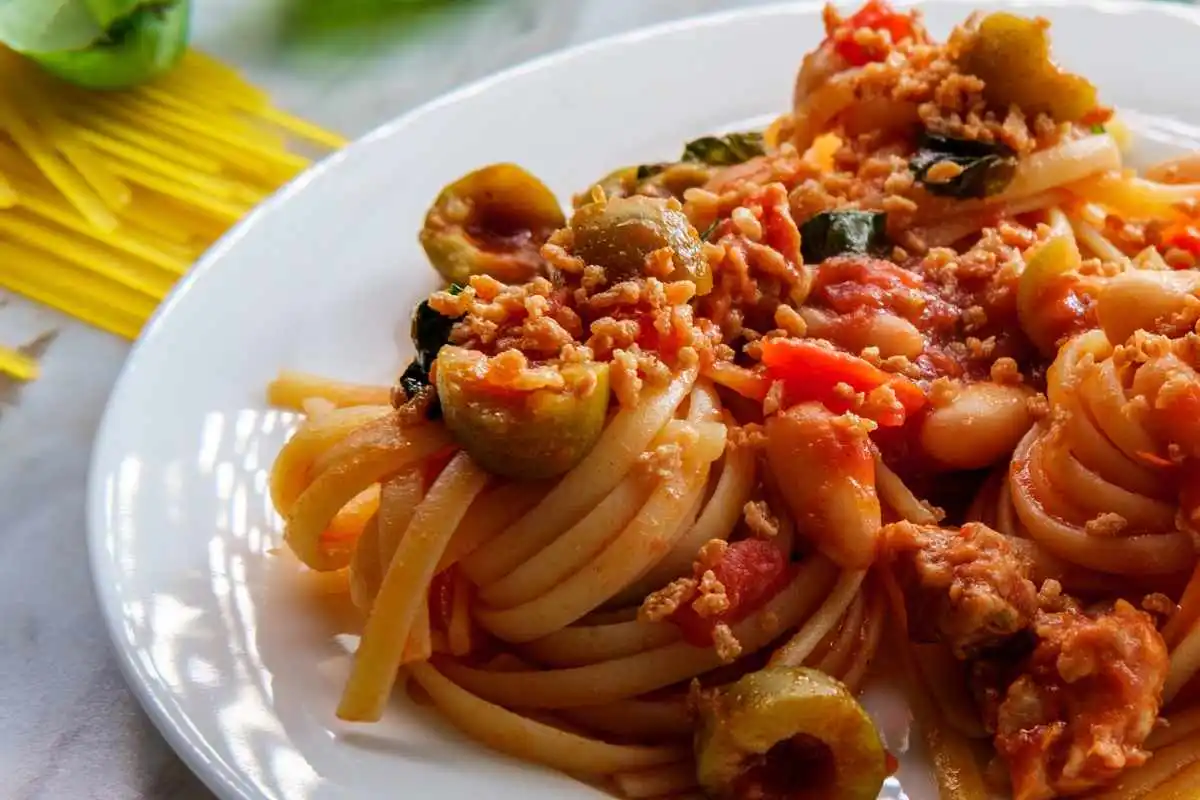 spaghetti pomodoro e olive verdi
