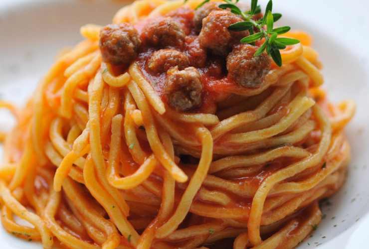 spaghetti alla chitarra con pomodoro e polpettine