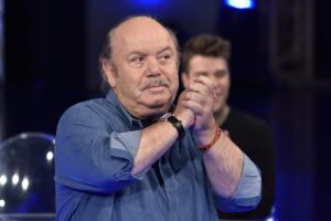 lino banfi con le mani giunte