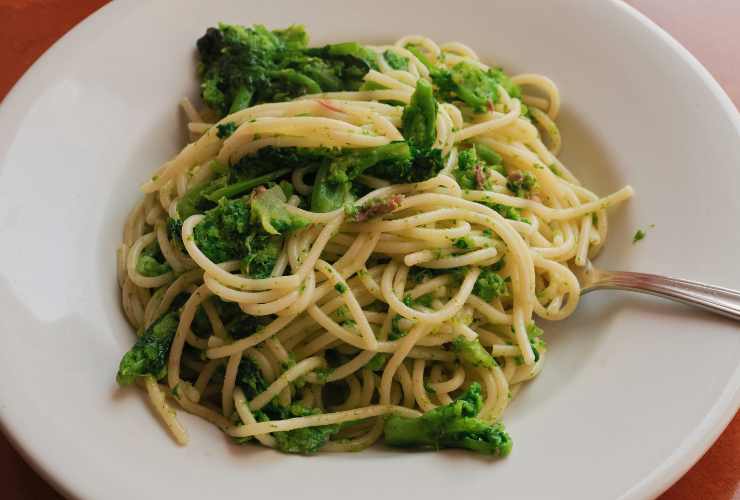 spaghetti con le cime di rapa nel piatto