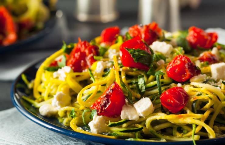 spaghetti di zucchine con pomodorini e tofu