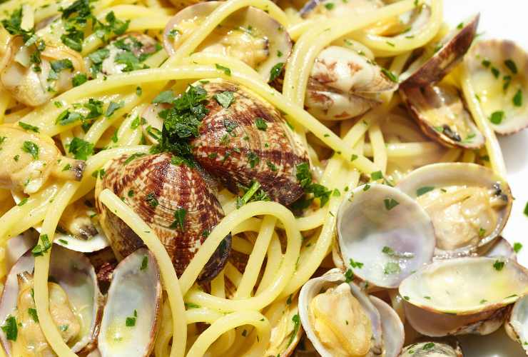 spaghetti con le vongole e bottarga