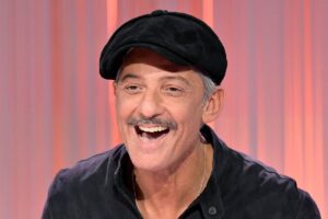 Fiorello in primo piano con il basco