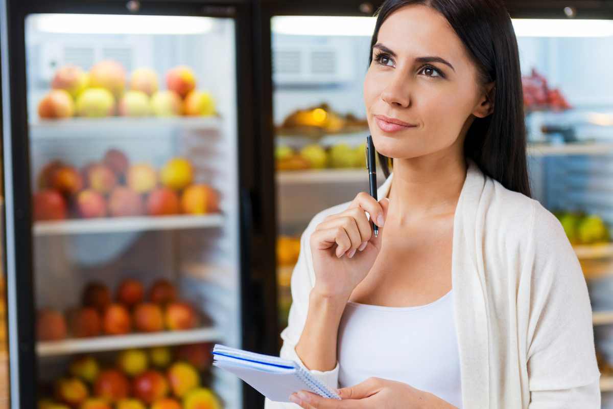 Donna pensierosa in un supermercato
