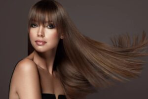 donna con capelli lunghi castani lisci