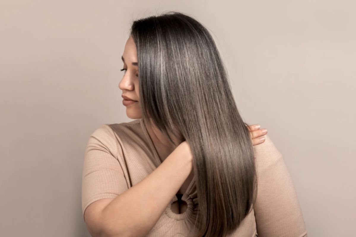 donna che si tocca i capelli