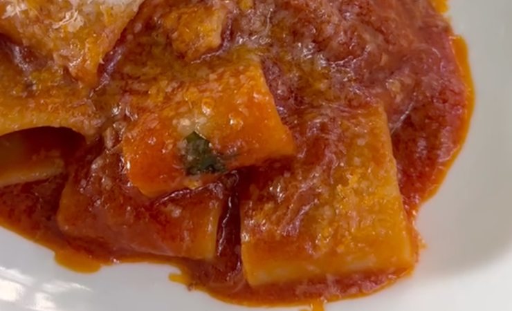 Piatto con paccheri al ragù