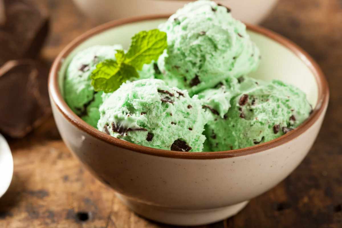 Sorbetto alla menta in una ciotola