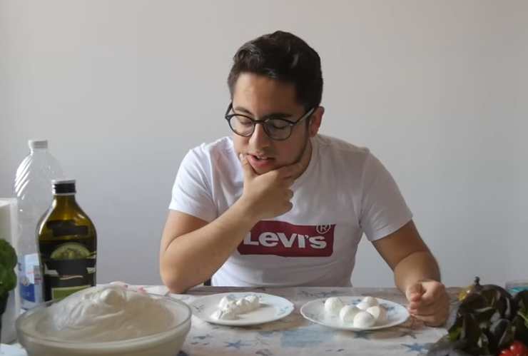 ragazzo assaggia mozzarella