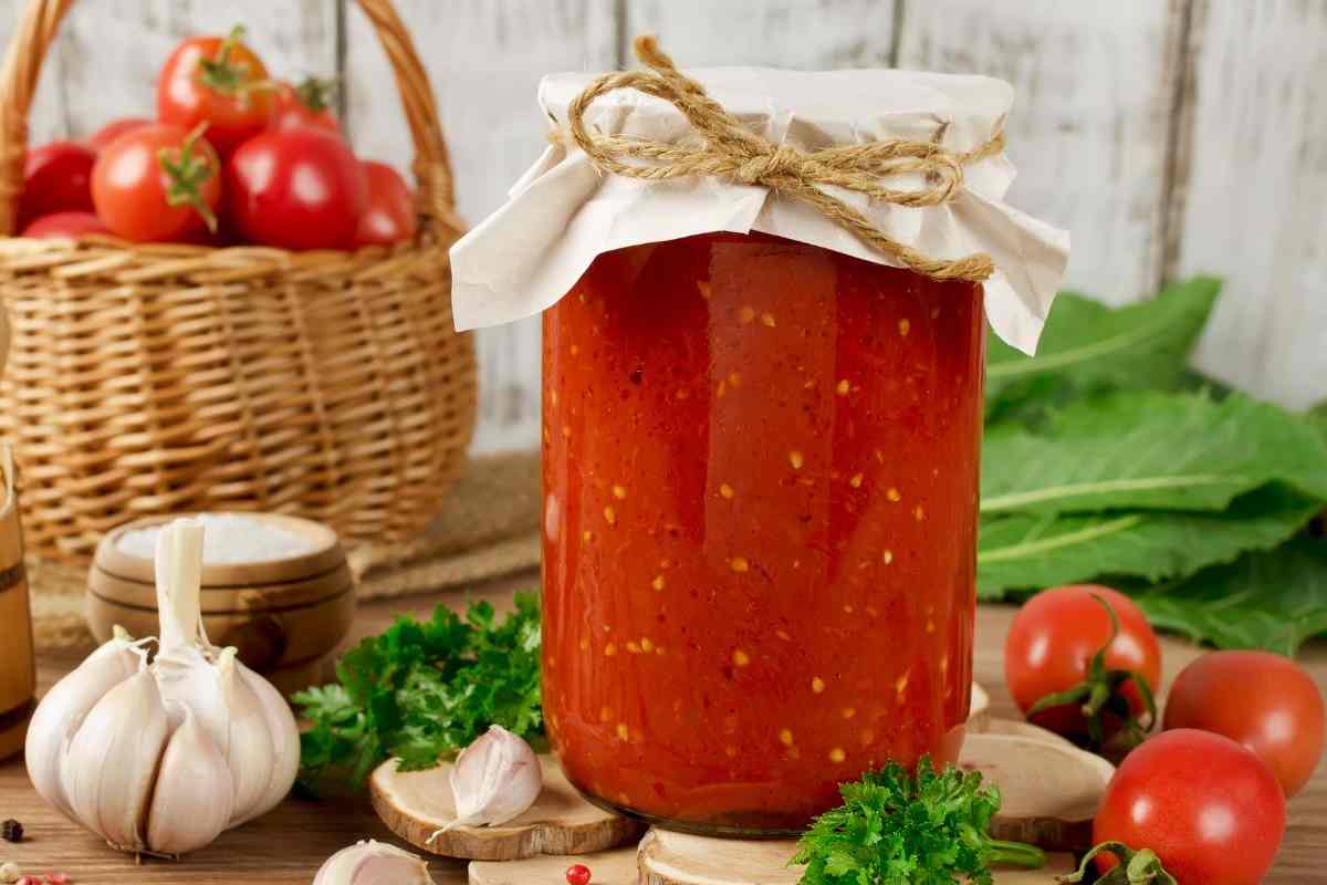 sugo di pomodoro imbottigliato con aglio