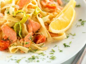 tagliatelle con il salmone in un piatto