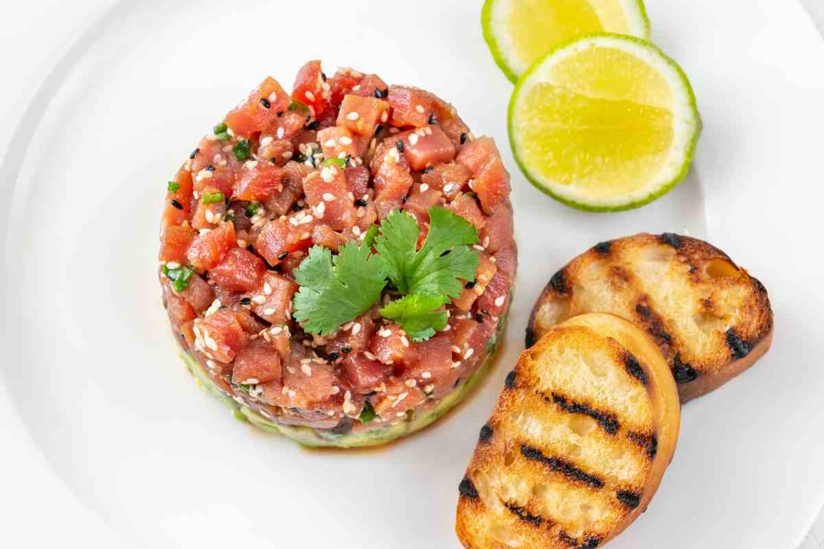 tartare di tonno con pane e avocado