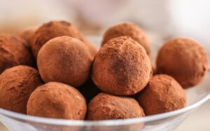 tartufi al cioccolato in una ciotola