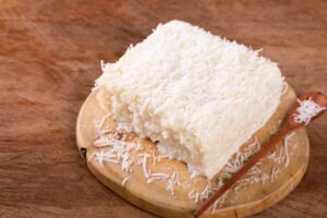 tiramisù al cocco sopra ad un tagliere