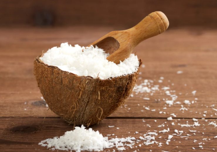 cocco rapè dentro un mezzo guscio di cocco