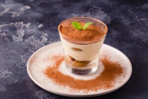 tiramisù dentro ad un bicchiere di vetro